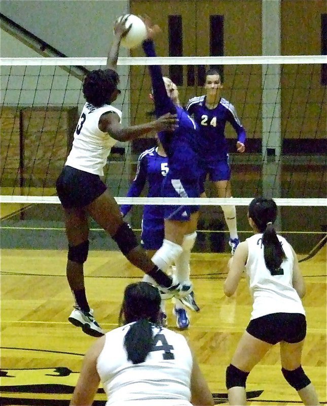 Image: Kortnei Johnson(3) rises to the occasion for Italy.