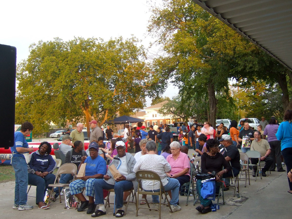 Image: The crowd is ready for the musical entertainment.