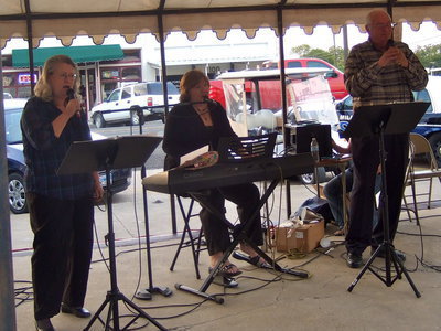 Image: Milford Creek singing “Radio” featuring Freda Arnold, Joy Rose and Ron Arnold.
