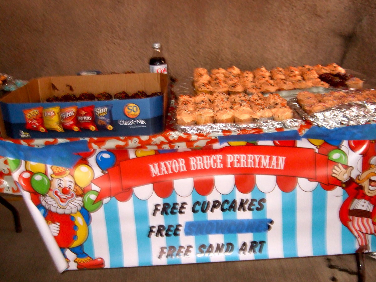 Image: Mayor Bruce Perryman provided free cupcakes and free sand art.