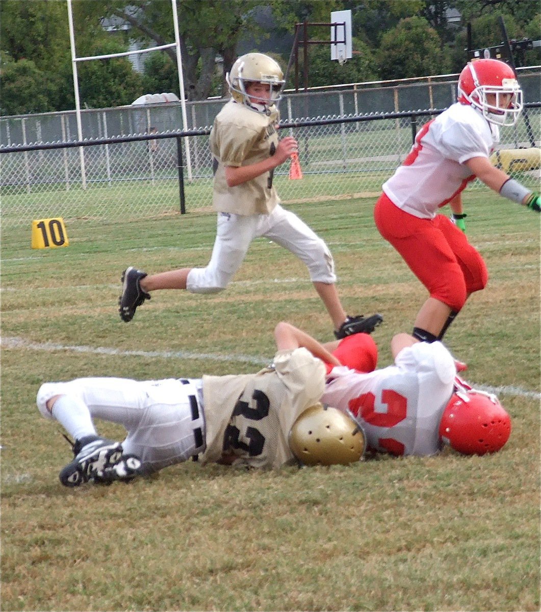 Image: Italy’s Dylan McCasland(32) tackles a Tiger in the open field.