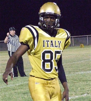 Image: Wide receiver Tyvion Copeland(85) is a serious weapon for Italy’s JV Gladiators.