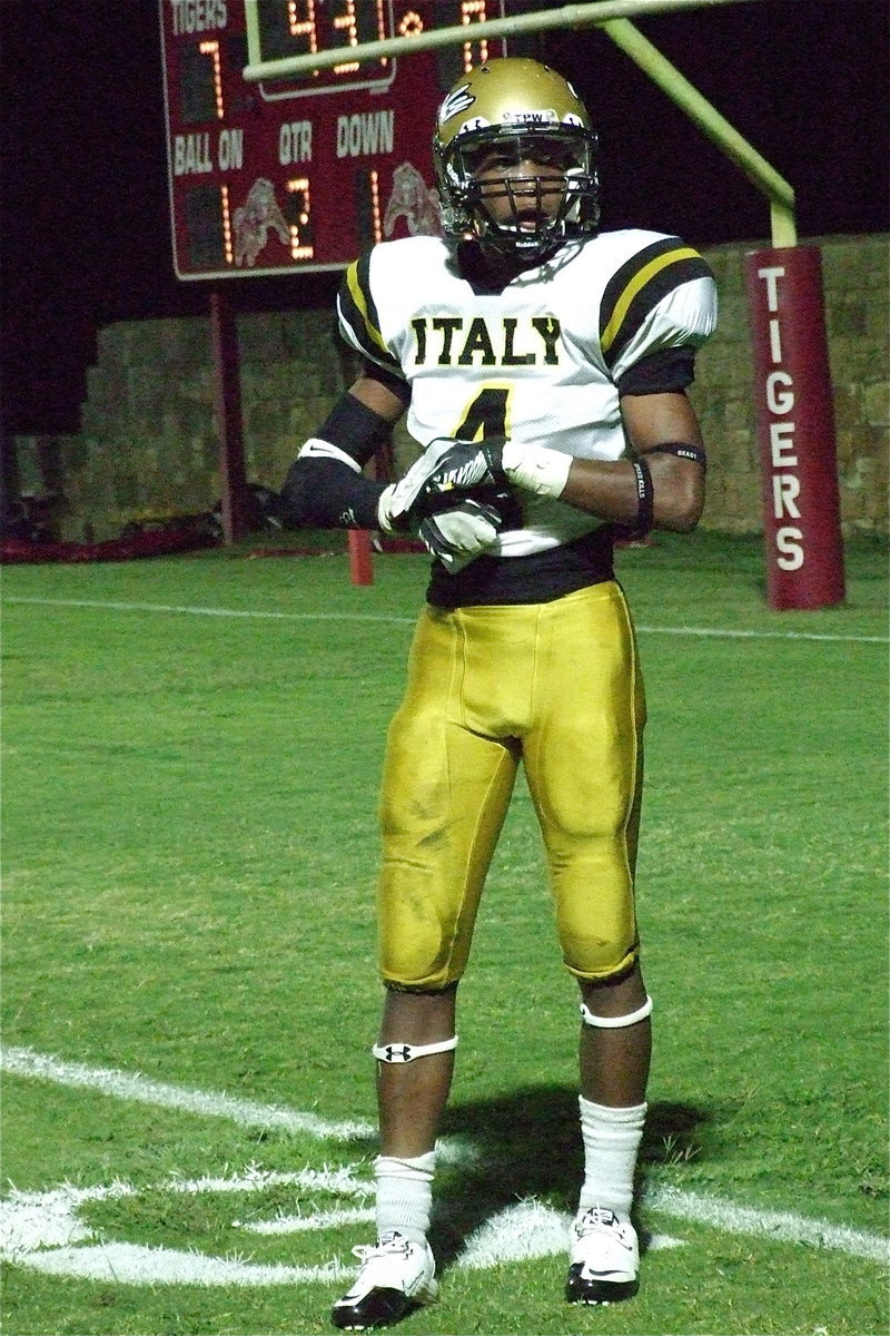 Image: Gladiator Trevon Robertson(4) pulled in 5 catches for 27-yards against Hico.