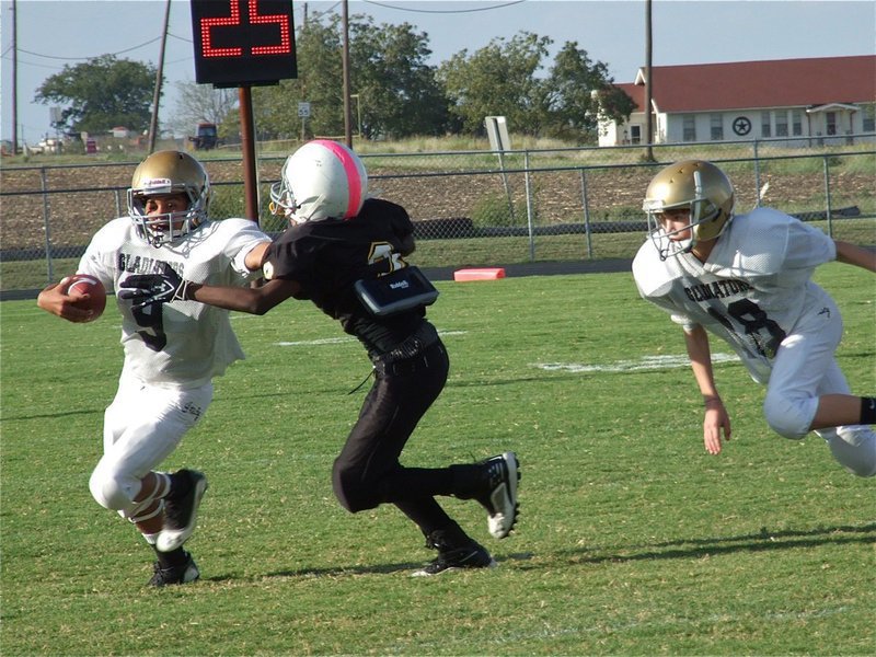 Image: Italy’s 7th grade quarterback Tylan Wallace(9) tries to turn the corner against Itasca.