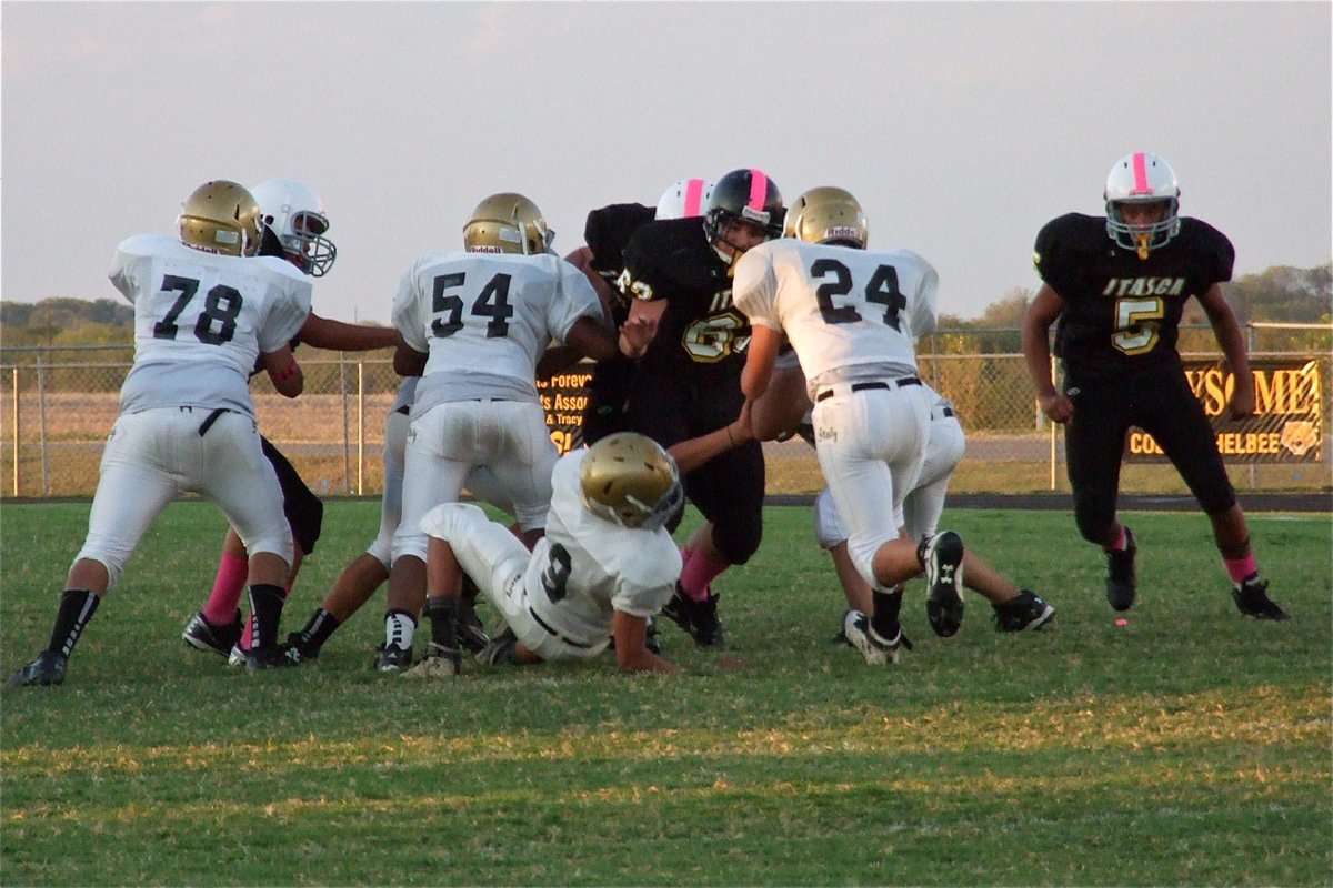 Image: Devonteh Williams(9) makes an athletic move to get the handoff to Joe Celis(24) who runs behind Tristann Cotten(78) and Kenneth Norwood, Jr.(54).