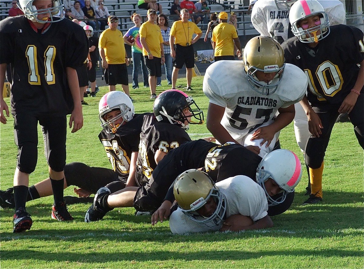 Image: Italy’s Kendrick Norwood(20) lands just short of the goal line with help from Chris Davila(57).