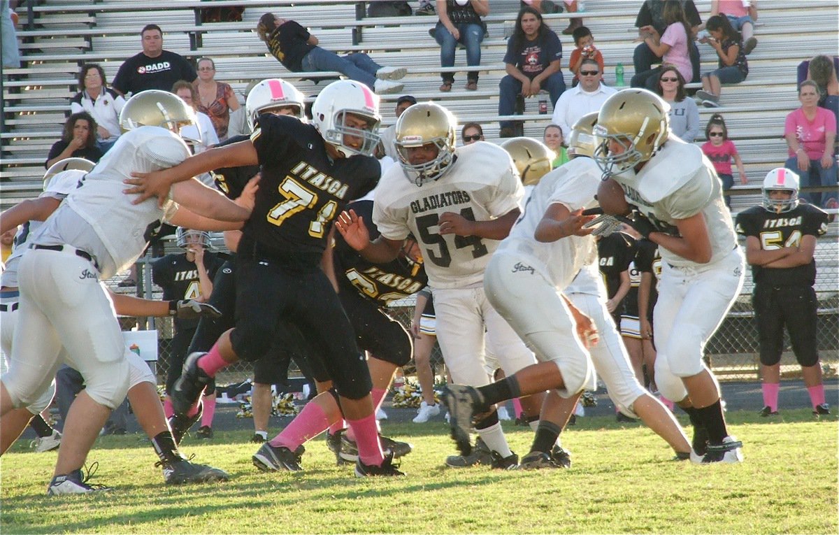 Image: Italy’s Austin Pittman(50) and Kenneth Norwood, Jr.(54) try to spring Joe Celis(24).