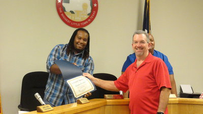 Image: Paul Tate presents Dennis Perkins Jr with certificate of appreciation for help at Tour d’Italia