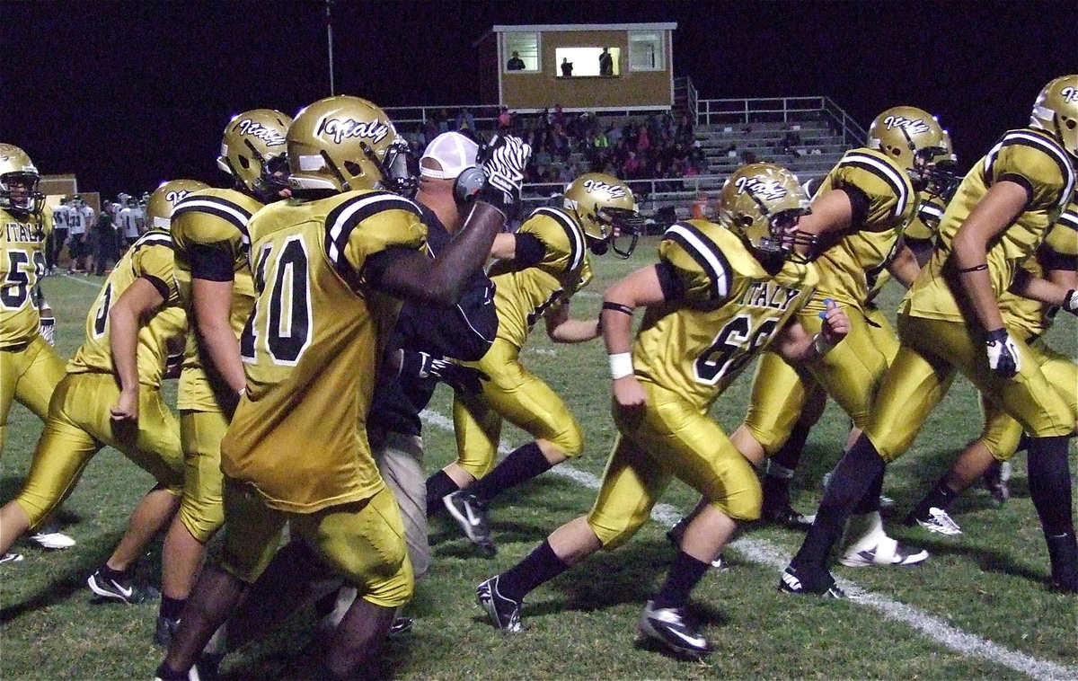 Image: Coach Hollywood and his Gladiators charge into action after a timeout.