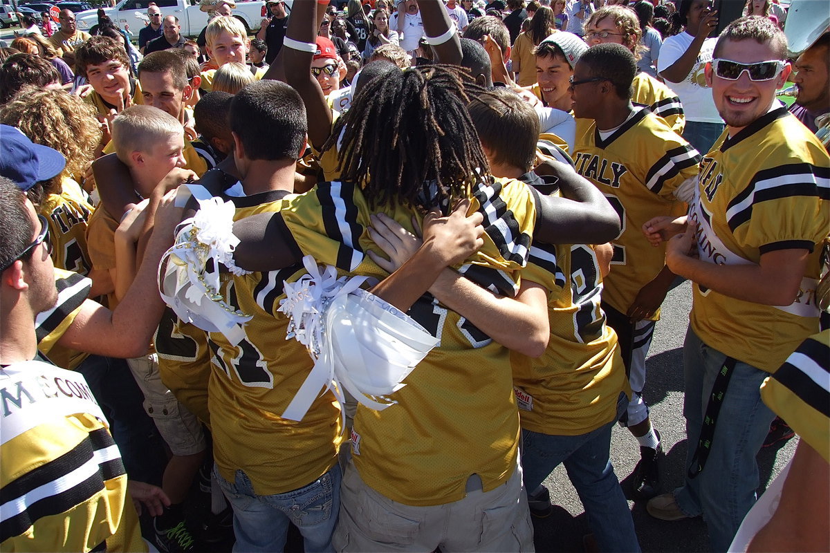 Image: The Gladiators huddle and and get krunk!!