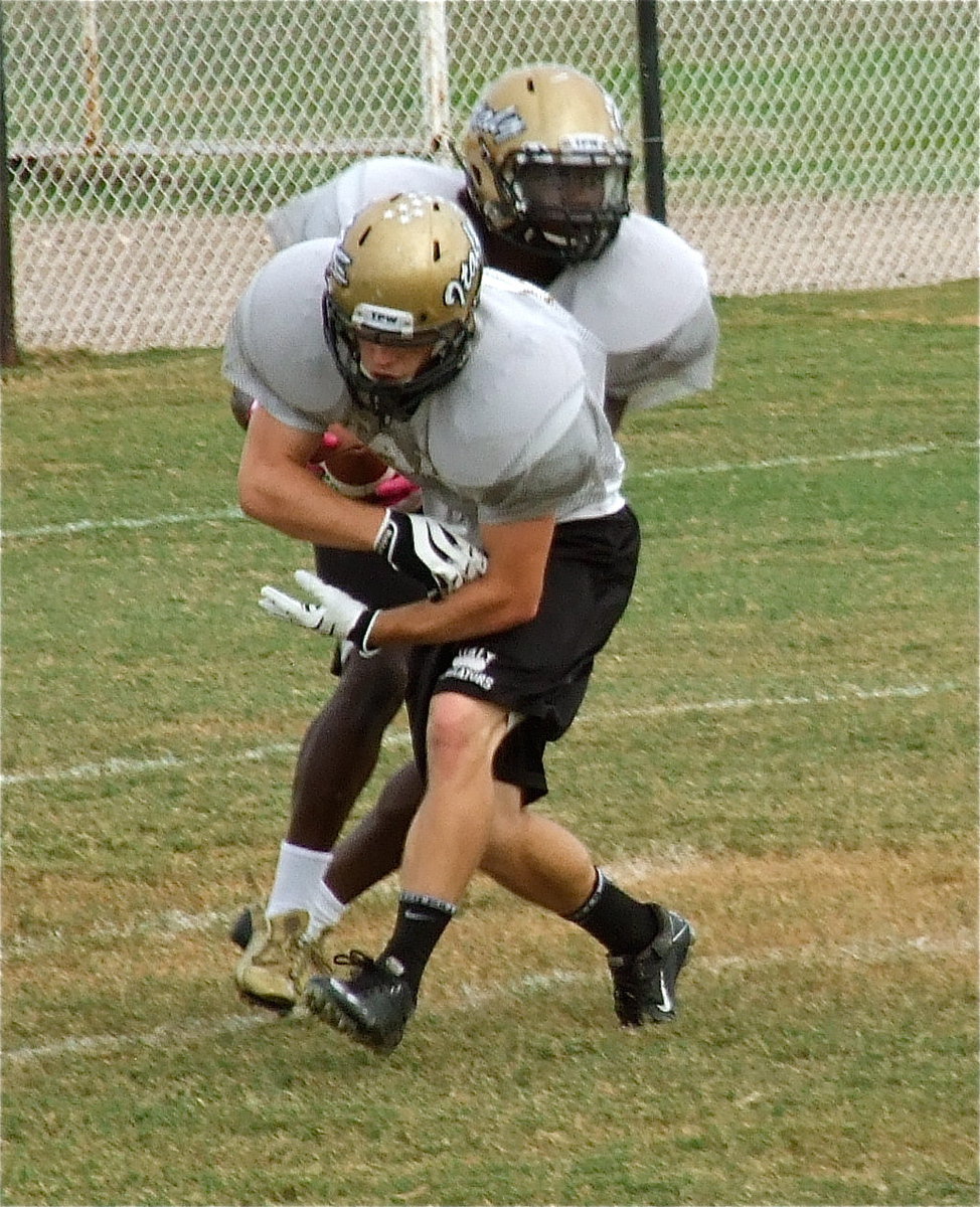 Image: Ryheem Walker(10) fakes a handoff to Chase Hamilton(2).