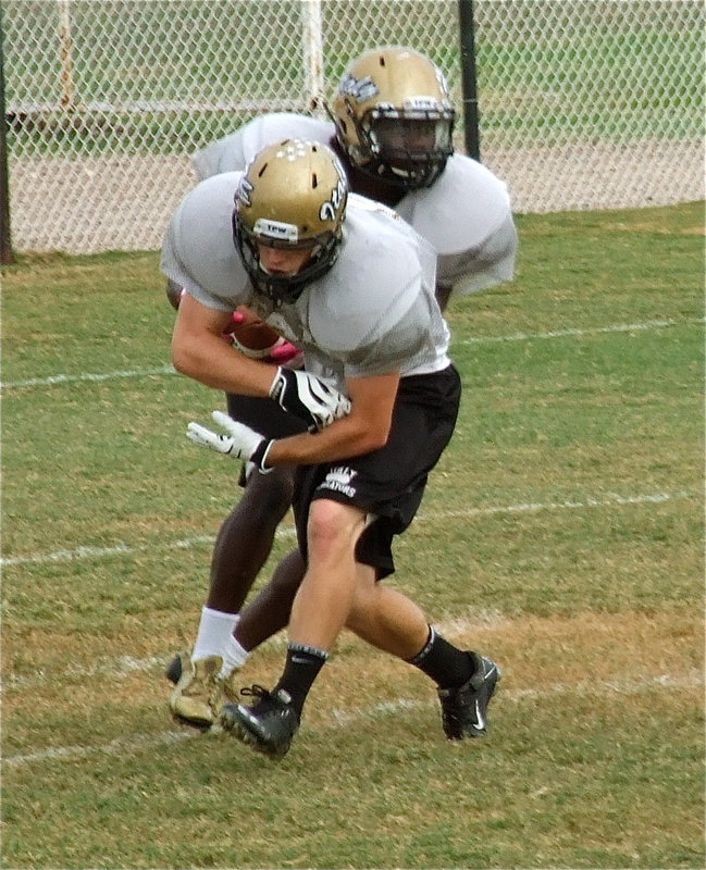 Image: Ryheem Walker(10) fakes a handoff to Chase Hamilton(2).