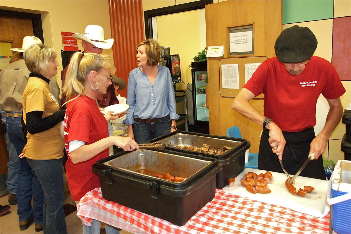 Image: Angela Muirhead and her husband Randy Muirhead visit with Penny Rossa while in the chow line.