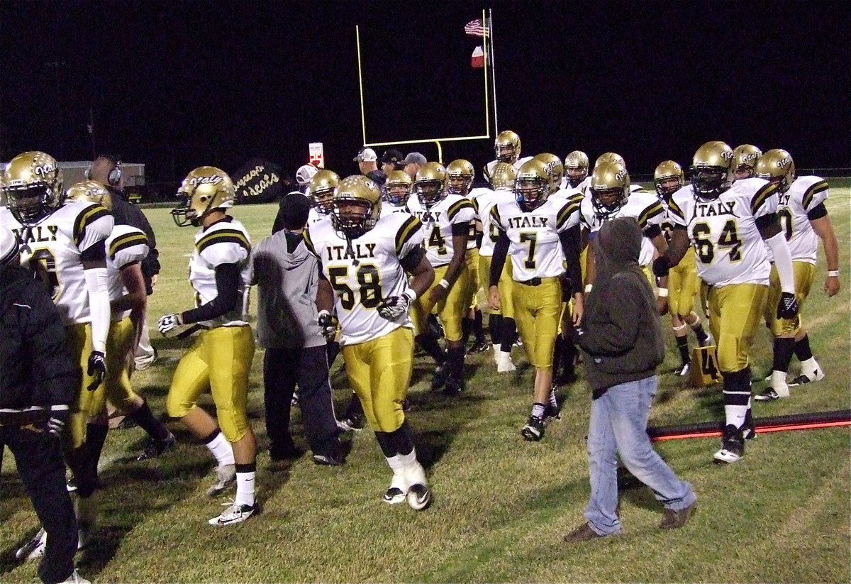 Image: The Gladiators take the field against the Cayuga Wildcats