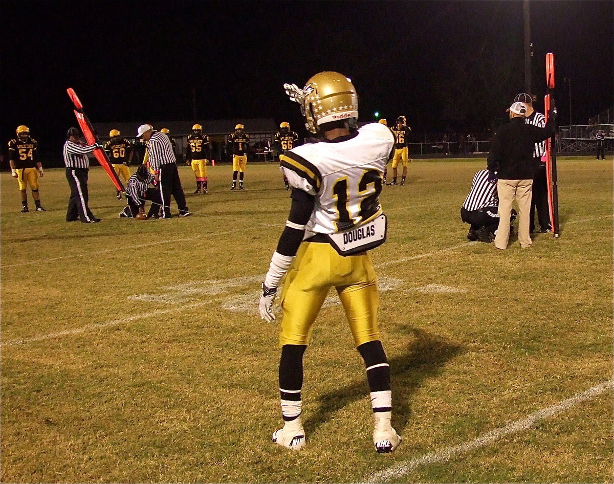 Image: Gladiator Eric Carson(12) signals for a 1st down after his 10 yard catch is measured to prove he is exactly right, sustaining Italy’s game winning drive late in the fourth-quarter.