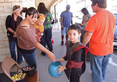 Image: Jennifer Bolin hands out candy on behalf of First National Bank of Italy.