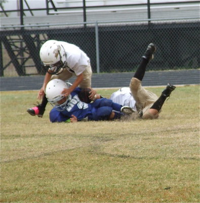 Image: Italy’s Jaylon Wallace(2) and Gabe Martinez(67) bring down the Lion’s quarterback.