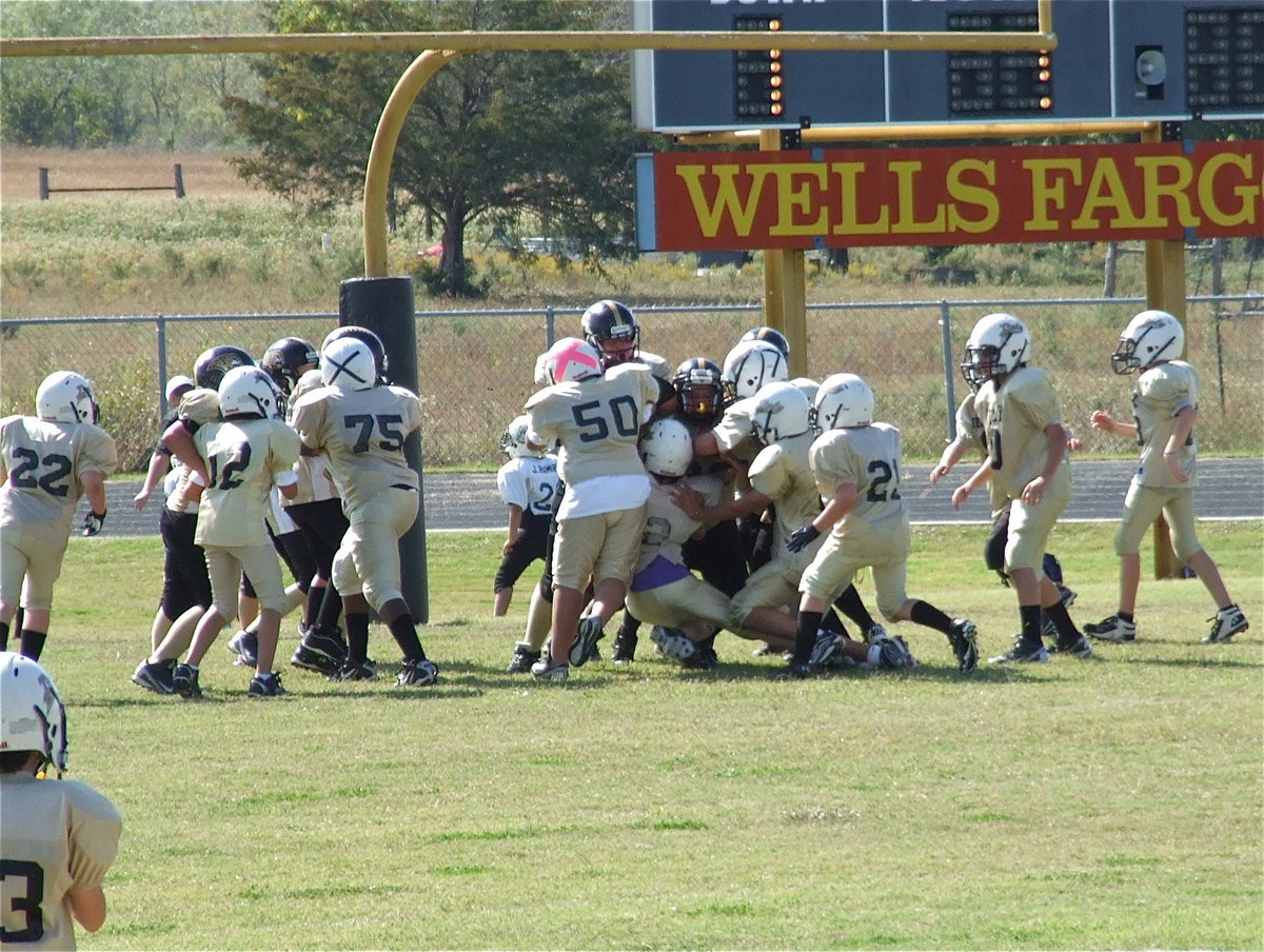 Image: On a quarterback sneak, Ryder Itson(2) keeps his knees off the ground while crossing the goal line to put Italy up 14-0.