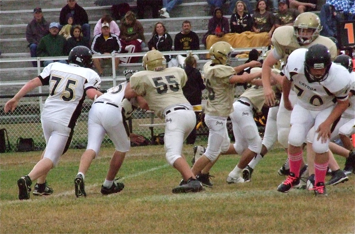 Image: Italy’s David De La Hoya(55), Elliott Worsham(56) and Austin Pittmon(51) block for Joe Celis(24).