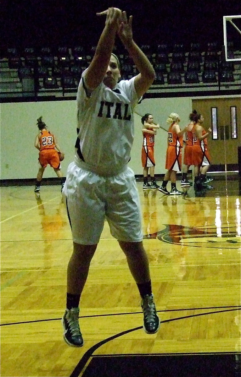 Image: Senior Lady gladiator Alyssa Richards gets ready for Kemp during Italy’s 2012-13 season’s dome debut inside Italy Coliseum against Kemp.