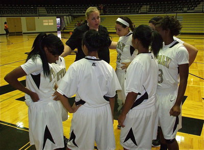 Image: First-year Italy head coach Melissa Fulmer huddles her Lady Gladiator squad before the match with Kemp.