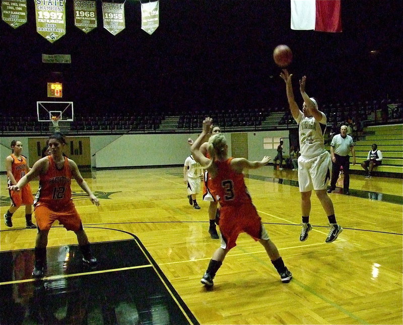 Image: Italy’s Alyssa Richards(24) takes the shot over Kemps defense.