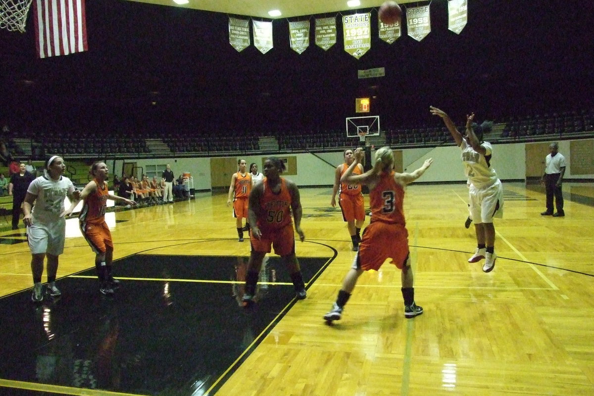 Image: Italy’s Bernice Hailey(2) takes a shot over Kemp’s defense.