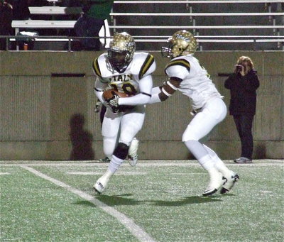 Image: Marvin Cox(3) hands off to Ryheem Walker(10) as the talented pair combined for 257 yards against Valley View.