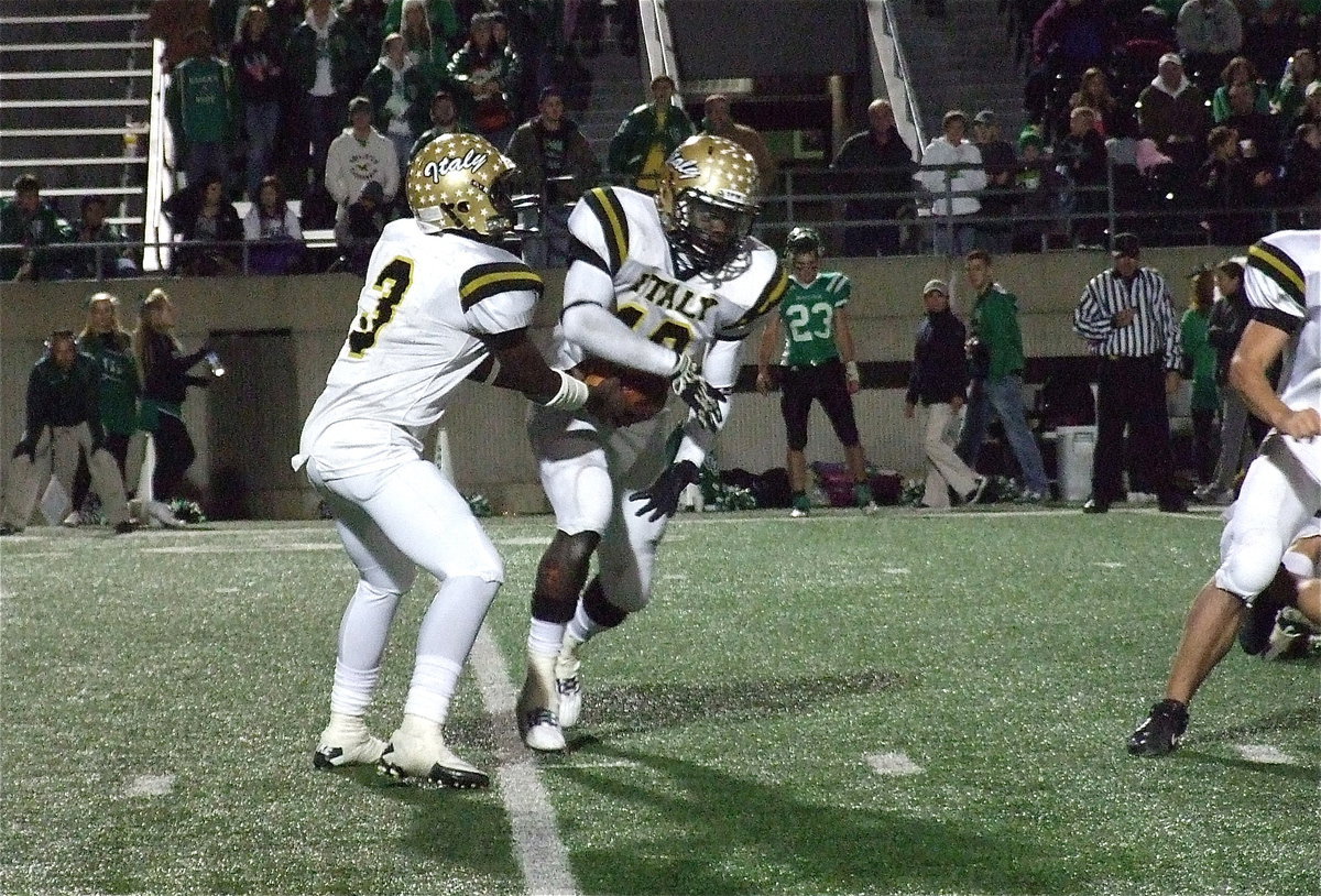 Image: Marvin Cox(3) and Ryheem Walker(10) keep the Eagle defense guessing.