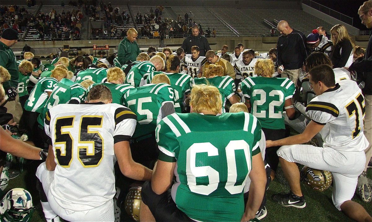 Image: The Eagles and the Gladiators team up for group prayer after the contest.