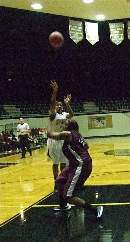 Image: Italy’s Bernice Hailey(2) shoots a 12 footer.