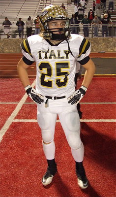 Image: Linebacker Shad Newman(25) finished with 7 tackles (6 solos) to help Italy conquer Goldthwaite for the quarterfinal championship.