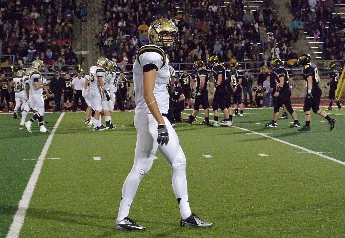 Image: With the running games duking it out on the inside, 6’8" receiver Cole Hopkins(9) came up big for the Gladiators with a pair of catches, including a 30 yard reception, that put Italy into scoring position.