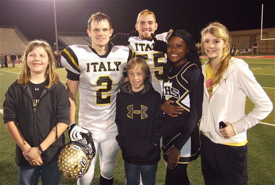 Image: Goldthwaite’s Jae Head, who played S.J. Tuohy in the movie The Blind Side released in 2009, has now reached ultimate stardom on Italy Neotribune as he poses with Tatum Adams, Gladiators Chase Hamilton(2) and Zackery Boykin(55), IHS Cheerleader K’Breona Davis and Haylee Turner.