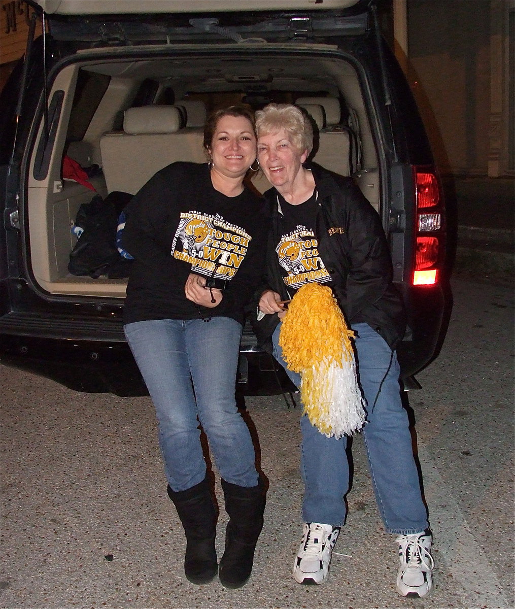 Image: Clover Stiles and Birdie Bell are ready to cheer for their Gladiators upon the team’s return from Glen Rose as quarterfinal champions.