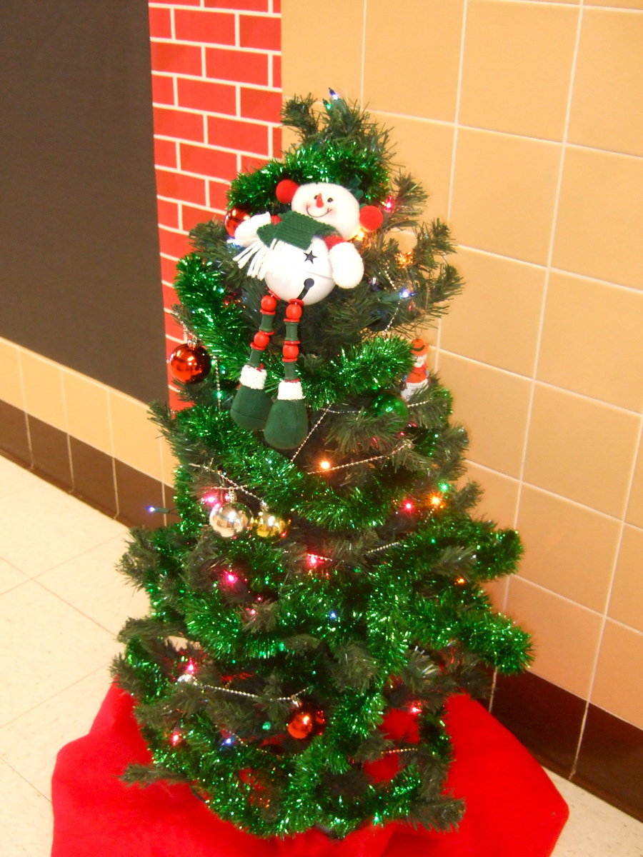 Image: Cute Christmas tree sporting Frosty.