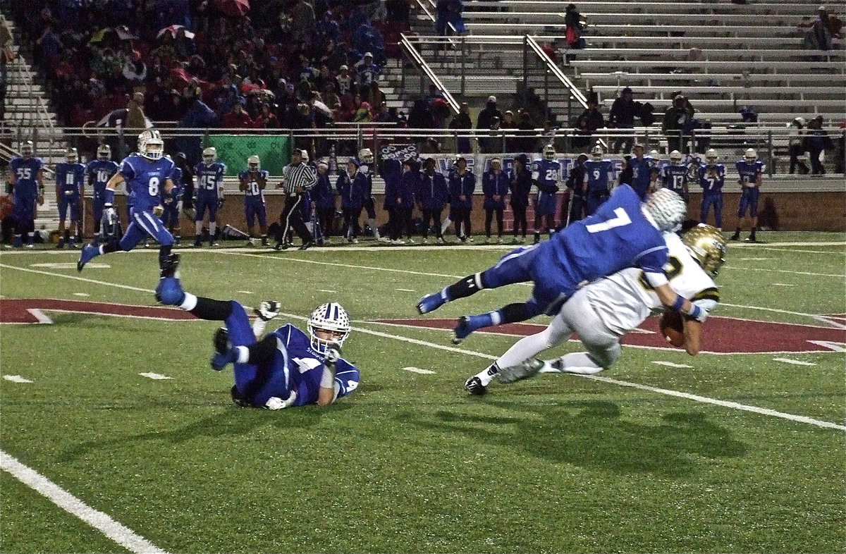 Image: Italy receiver Cole Hopkins(9), a senior, pulls in a pass against Stamford’s defense.