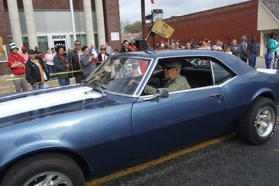 Image: Bob Mansell, of Mansell’s Grocery in Italy, cruised in style down the parade route.