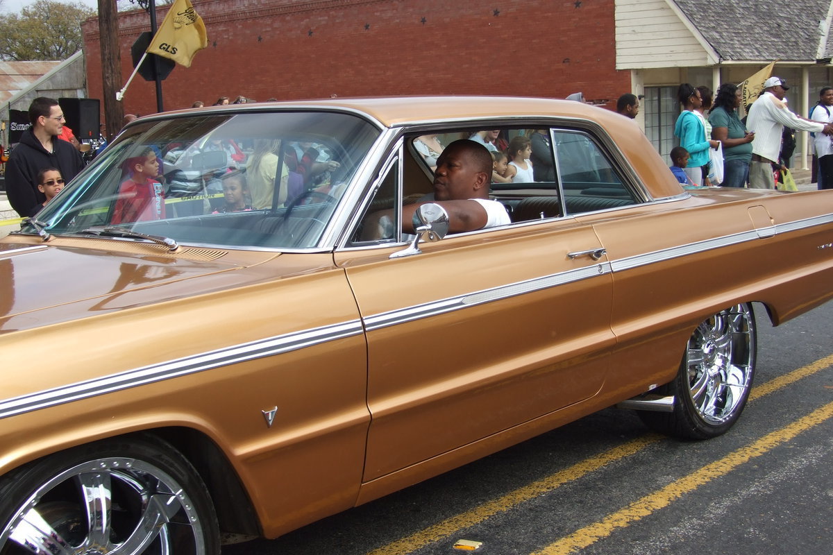 Image: Reggie Reese puts on a show for parade watchers.