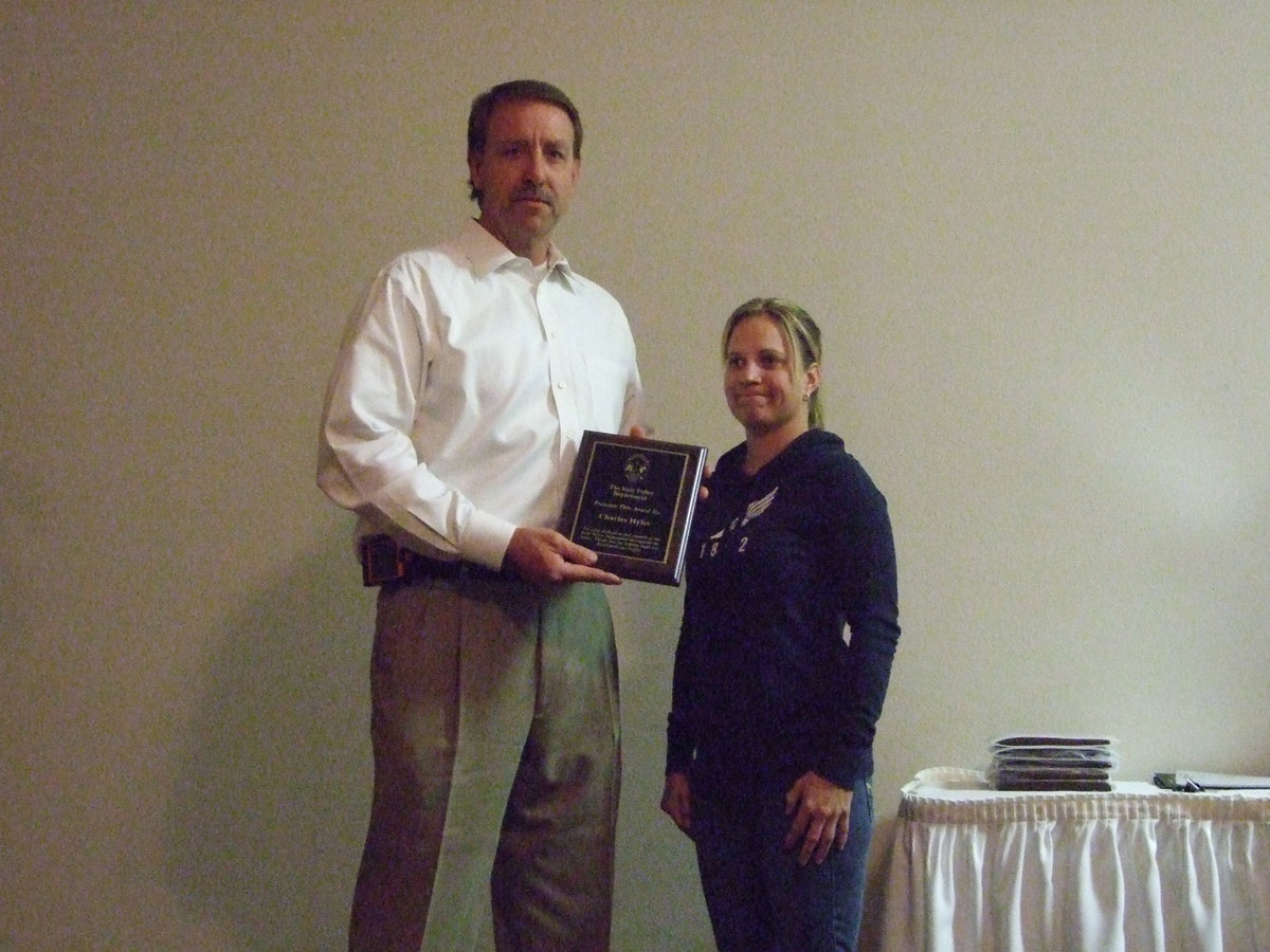 Image: Italy’s citizen, Charles Hyles, received a Plaque of Appreciation from Sgt Tierra Mooney.