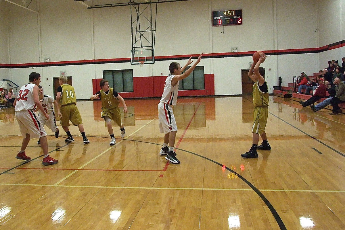 Image: Italy’s Levi McBride(11) checks for teammate John Escamilla(3) cutting down the lane.