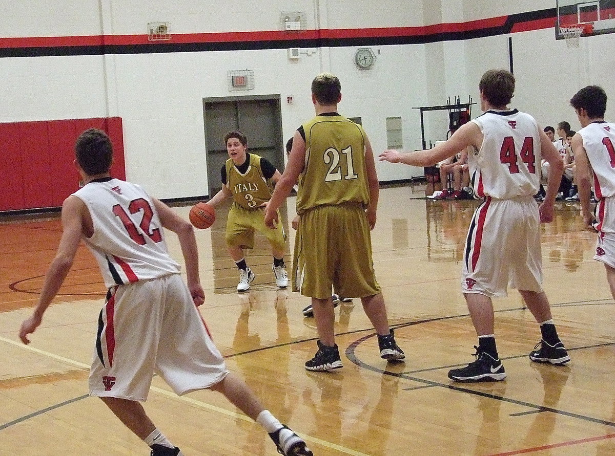 Image: John Escamilla(3) runs the offense.