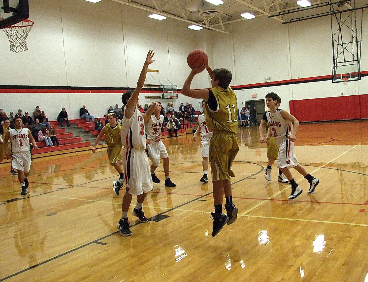 Image: Italy’s Levi McBride(11) pulls up for a baseline jumper.