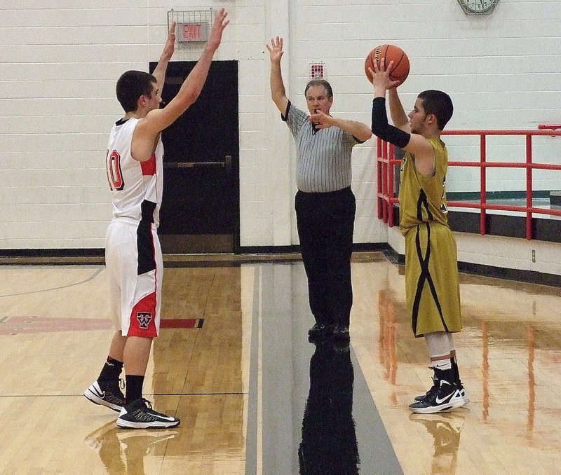 Image: Senior Caden Jacinto(2) inbounds the ball for Italy.