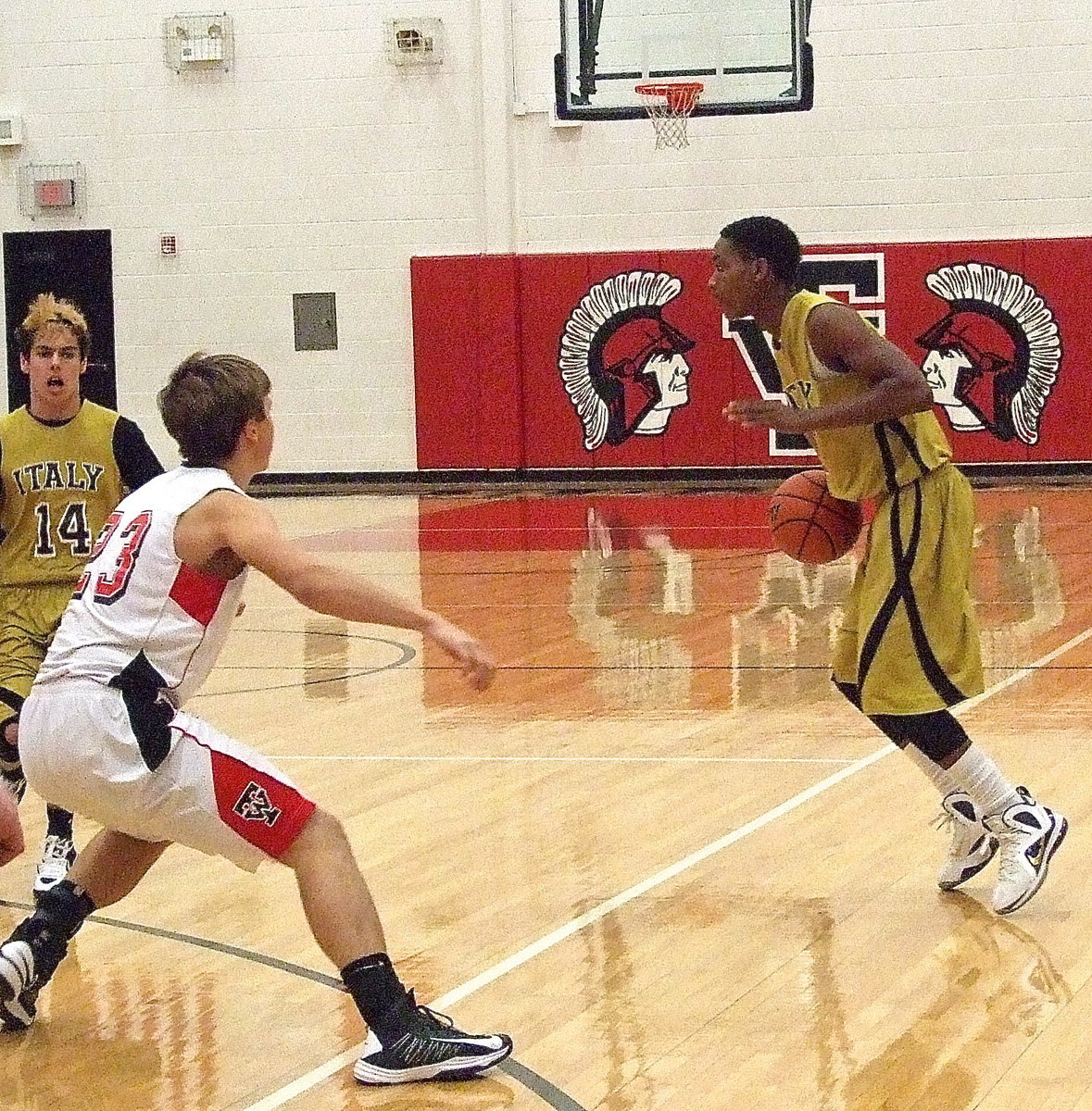 Image: Italy’s Kelvin Joffre(14) sets a screen for teammate Trevon Robertson(1).