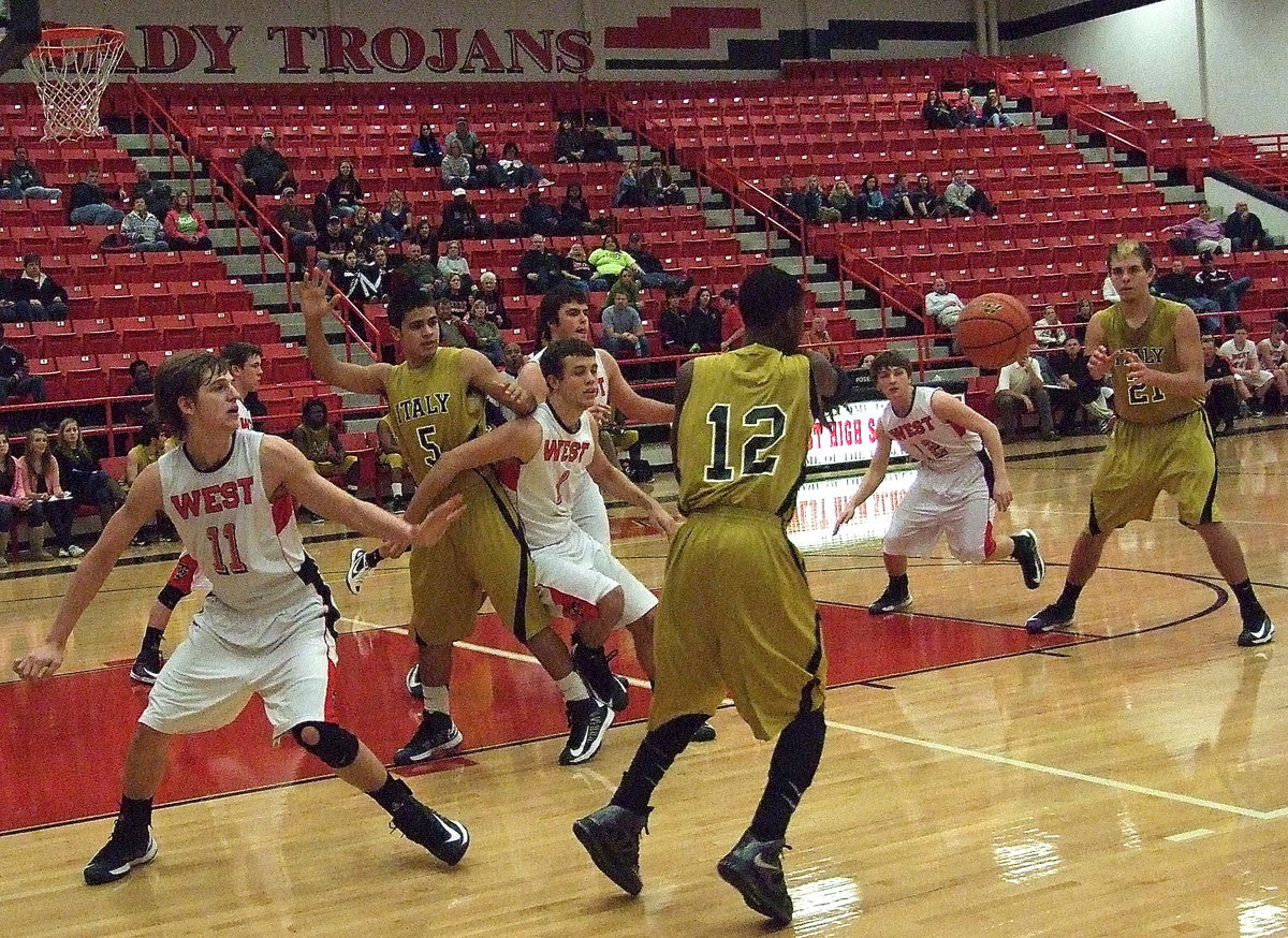 Image: Reid Jacinto(5) posts up on the low block as Eric Carson(12) passes to Cole Hopkins(21) who is set up on the elbow.