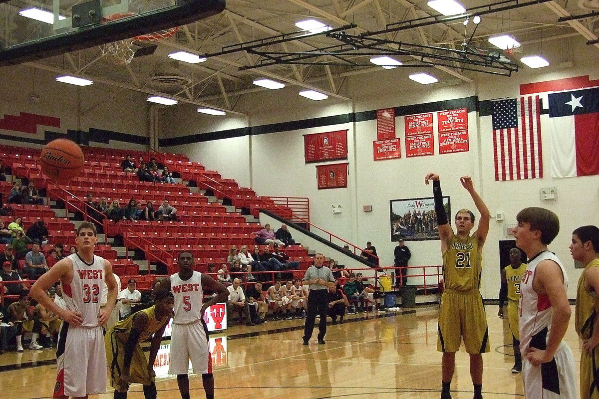 Image: Italy’s Cole Hopkins(21) is a sure shot from the line early in the season.