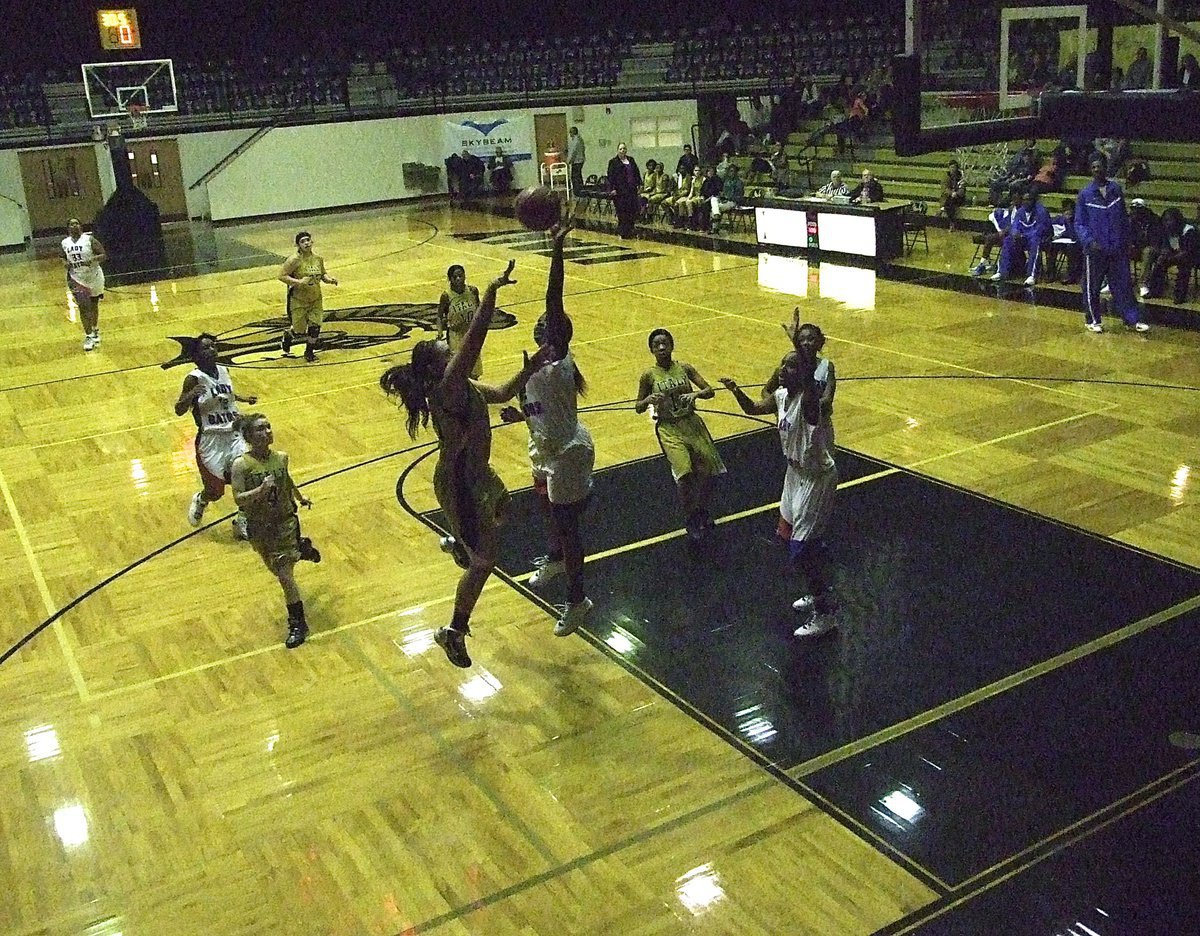 Image: Italy’s Alyssa Richards(24) puts up a shot against Gateway.