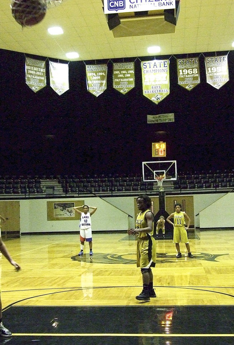 Image: Italy’s Kortnei Johnson(3) drops in a free-throw.