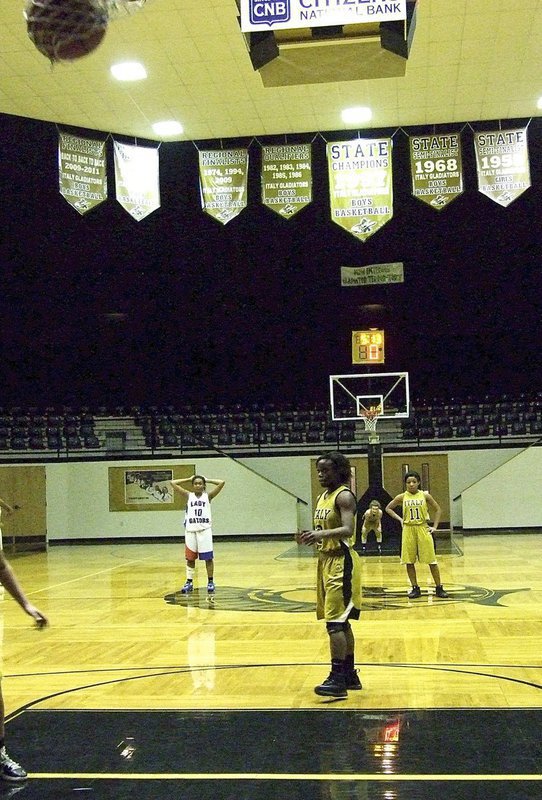 Image: Italy’s Kortnei Johnson(3) drops in a free-throw.